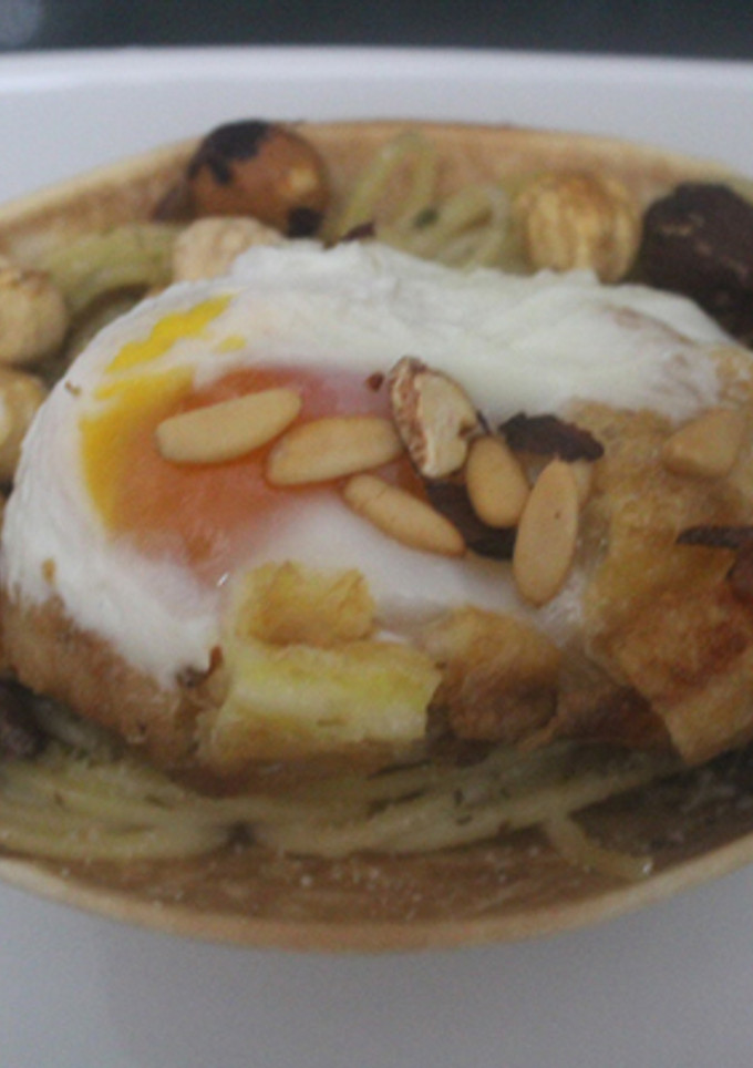 Una foto de Cestitas con espaguetis y frutos secos