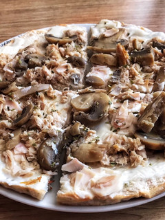 Una foto de Pizza con masa de pollo 🍗