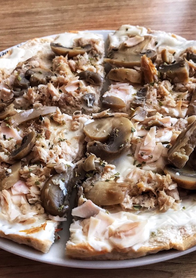 Una foto de Pizza con masa de pollo 🍗