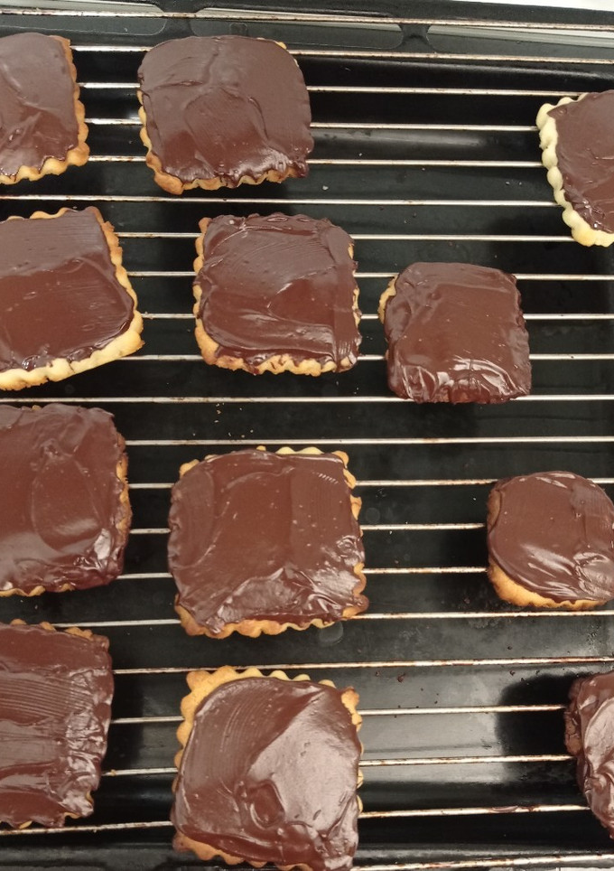 Una foto de Galletas cubiertas con chocolate para mis compañeros 🤓😎