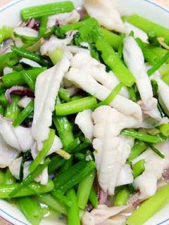 【厚生廚房】芹菜炒透抽 的食譜成品照片
