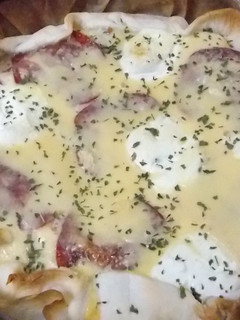 Una foto de Tarta de cebolletas con lomo ahumado y queso mascarpone