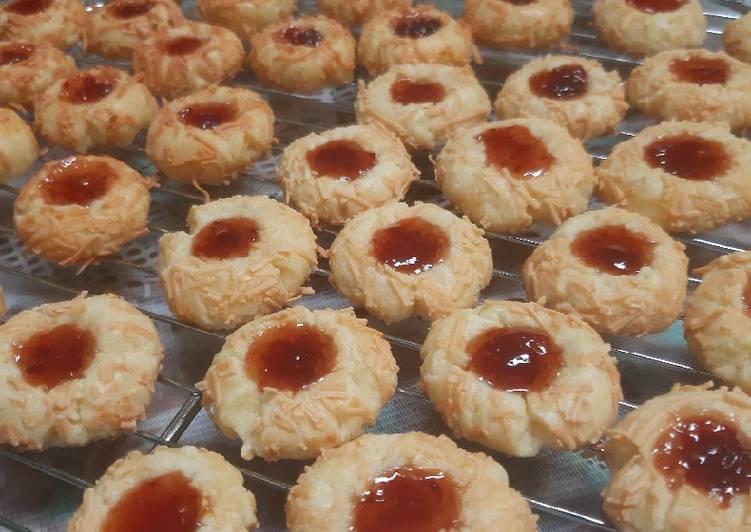 Langkah Mudah untuk Membuat Strawberry Thumbprint Cookies yang Enak Banget