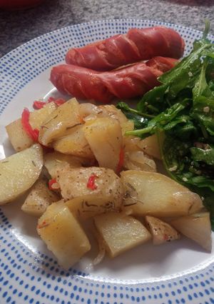 Una foto de Salchichas al horno con papas con romero