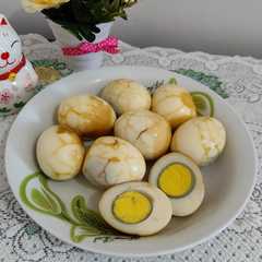 A picture of Telur pindang teh celup.
