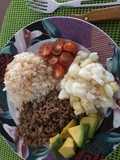 Colorido plato con carne molida
