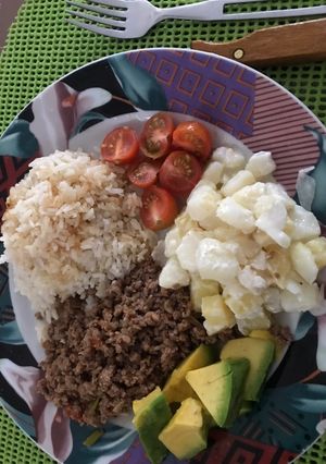 Una foto de Colorido plato con carne molida