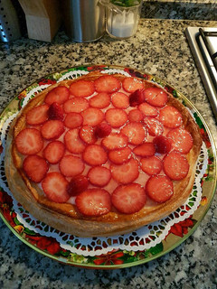 Una foto de Tarta de hojaldre con nata y fresas🍓🍓🍓