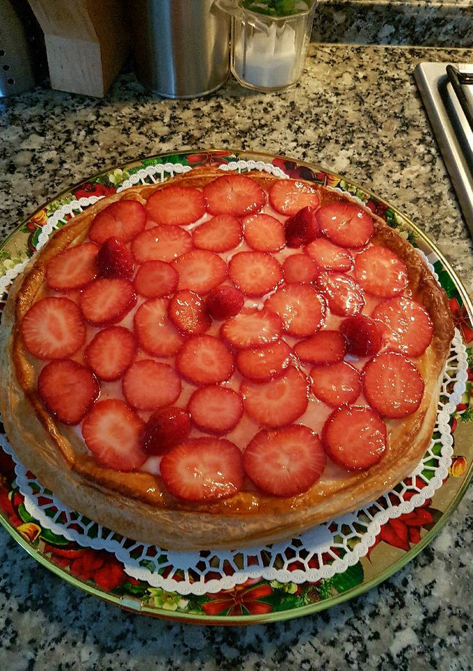 Una foto de Tarta de hojaldre con nata y fresas🍓🍓🍓