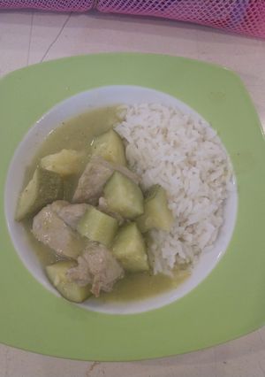 Una foto de Puerco en salsa verde con calabacitas