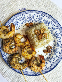 صورة لوصفة أرز بالثوم مع جمبري بالأعشاب 🍚🍤