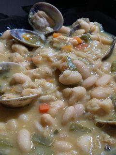 Una foto de Alubias blancas con almejas