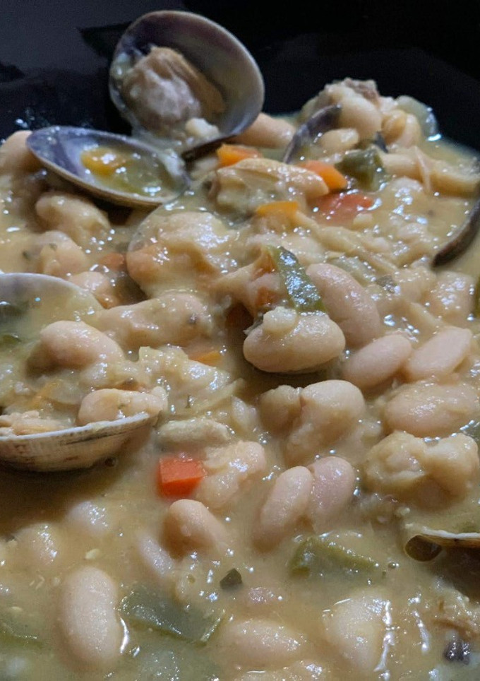 Una foto de Alubias blancas con almejas