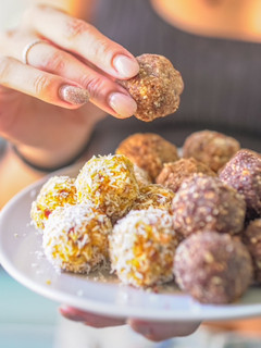 Una foto de Bolitas energéticas 3 versiones con 3 ingredientes
