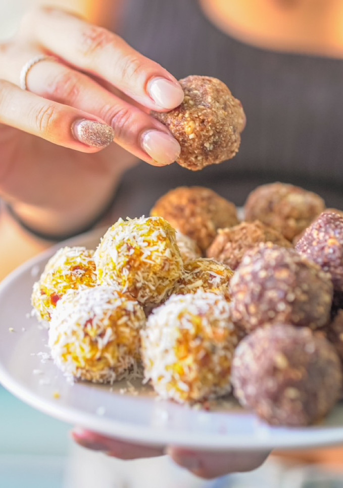 Una foto de Bolitas energéticas 3 versiones con 3 ingredientes