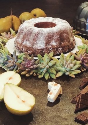 Foto di Bundt cake al Alambre Moscatel de Setúbal con torroncini pere e cioccolato