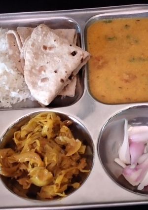 पत्ता गोभी और कांदा सब्जी (Patta gobhi aur kanda sabzi recipe in Hindi) रेसिपी मुख्य फोटो