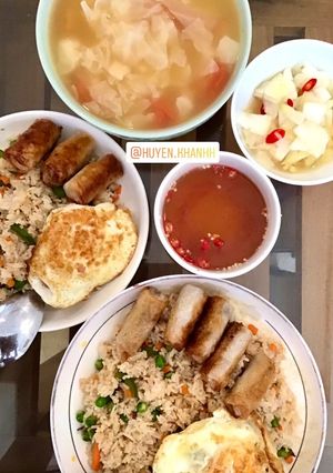 Hình của món Cơm chiên thập cẩm nem hải sản.