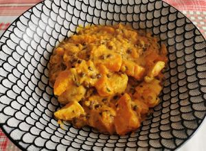 Une photo de Dahl de lentilles, patates douces, poulet