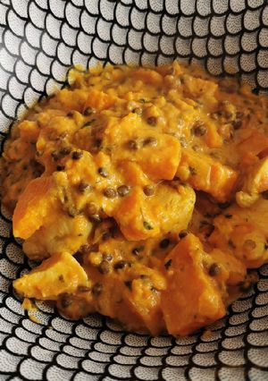 Une photo de Dahl de lentilles, patates douces, poulet