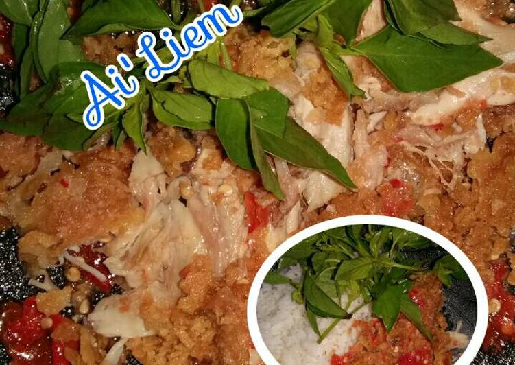 Ayam Geprekk Lalap Kemangi Pedes Nampoll.