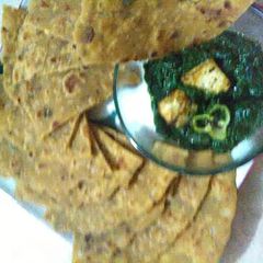 A picture of Palak paneer or makkai ki roti.