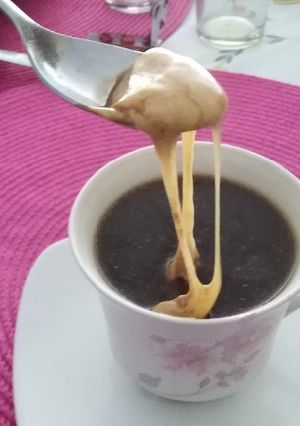Una foto de Café con queso