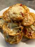 Mini quiches de tofu, cebolla caramelizada, espinacas, queso mozzarella y bacon