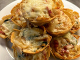 Mini quiches de tofu, cebolla caramelizada, espinacas, queso mozzarella y bacon