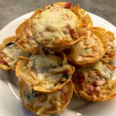 Una foto de Mini quiches de tofu, cebolla caramelizada, espinacas, queso mozzarella y bacon
