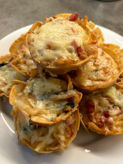 Una foto de Mini quiches de tofu, cebolla caramelizada, espinacas, queso mozzarella y bacon