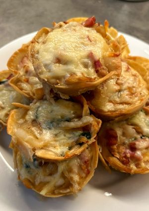 Una foto de Mini quiches de tofu, cebolla caramelizada, espinacas, queso mozzarella y bacon