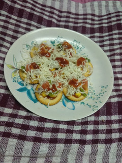મોનેકો બિસ્કિટ પીઝા (Monaco Biscuit Pizza Recipe In Gujarati) રેસીપી મુખ્ય ફોટો