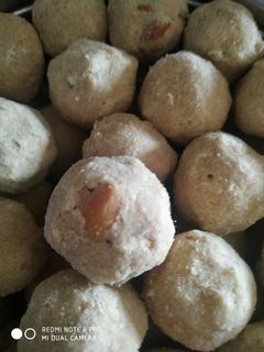 आटे के लड्डू (aate ke ladoo recipe in Hindi) रेसिपी मुख्य फोटो