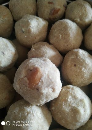 आटे के लड्डू (aate ke ladoo recipe in Hindi) रेसिपी मुख्य फोटो