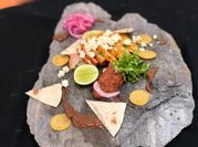 Una foto de carne de cerdo en achiote