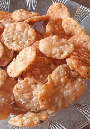 मटरी (mathari recipe in marathi) रेसिपी चे मुख्य फोटो