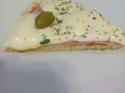 Una foto de pancitos de jamón y queso