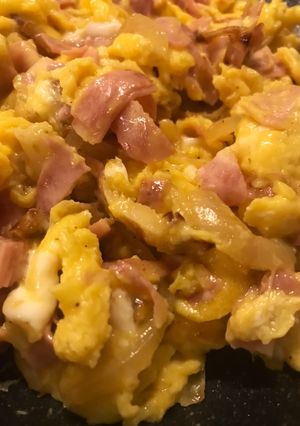 Hagymás rántotta sonkával recept fotója