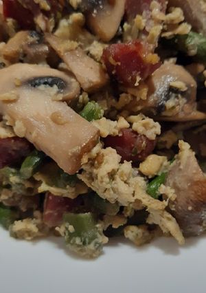 Foto principal de Revuelto de champiñones, espárragos y jamón