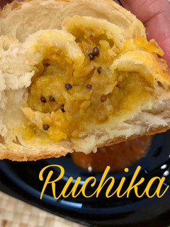 A picture of Baked wada paav.