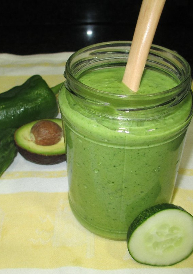 Una foto de Crema fría de espinaca, avocado, pimiento y pepino