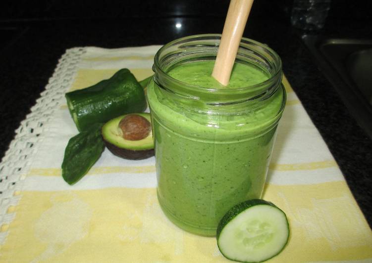 Crema fría de espinaca, avocado, pimiento y pepino