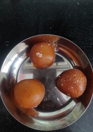 A picture of Dry gulab jamun.