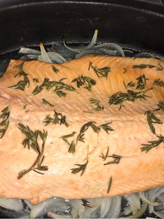 Una foto de Salmón al horno en fuente de greda