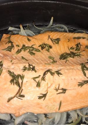 Una foto de Salmón al horno en fuente de greda