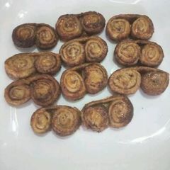 A picture of Chocolate sugar and cocoa puff rolls.