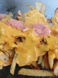 Papas Fritas en Salsa cheddar con panceta.