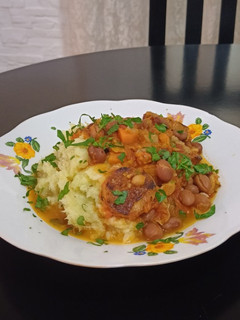 Una foto de Estofado de alubias rojas y chori veg, acompañado de puré de papa y coliflor -vegano- :)