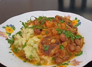 Una foto de Estofado de alubias rojas y chori veg, acompañado de puré de papa y coliflor -vegano- :)